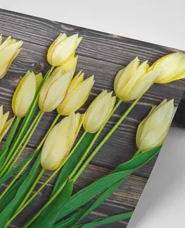 Tapety kvety Fototapeta žlté tulipány na drevenom podklade
