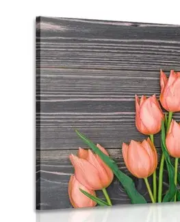 Obrazy kvetov Obraz očarujúce oranžové tulipány na drevenom podklade