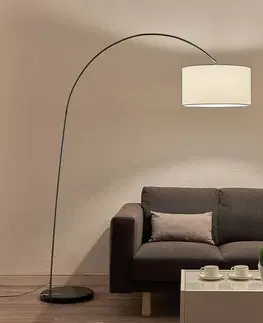 Stojacie lampy do obývačky Lindby Oblúková stojaca lampa Belinda s bielym tienidlom