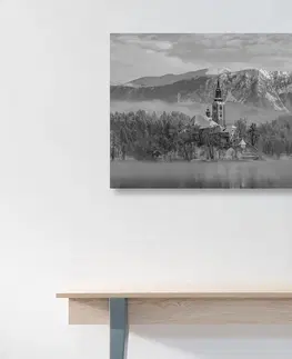 Čiernobiele obrazy Obraz kostol pri jazere Bled v Slovinsku v čiernobielom prevedení