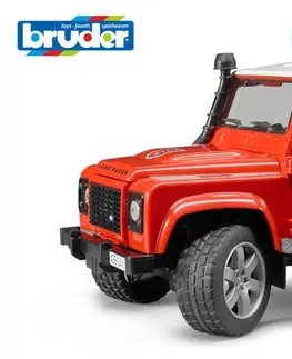 Hračky - dopravné stroje a traktory BRUDER - Úžitkové autá - hasičské auto Land Rover s hasičom