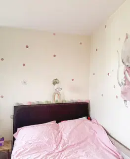 Nálepky na stenu Samolepka na stenu - Romantická tapeta mačičky s malou myškou a bodkami