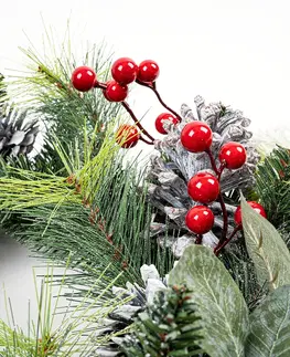 Vianočné dekorácie Vianočný veniec Berry and pinecone červená, 50 x 13 cm