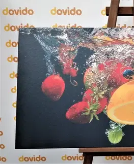Obrazy jedlá a nápoje Obraz pád ovocia do vody