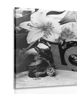 Čiernobiele obrazy Obraz s dreveným nápisom Love v čiernobielom prevedení