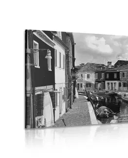 Čiernobiele obrazy Obraz čiernobiele domčeky v mestečku