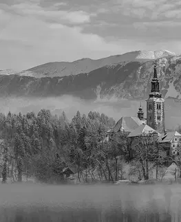 Čiernobiele obrazy Obraz kostol pri jazere Bled v Slovinsku v čiernobielom prevedení