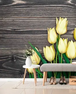 Samolepiace tapety Samolepiaca fototapeta žlté tulipány na drevenom podklade