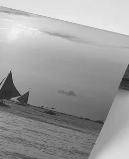 Samolepiace tapety Samolepiaca fototapeta západ slnka na mori v čiernobielom prevedení