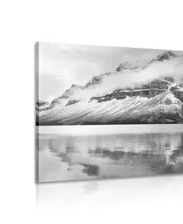 Čiernobiele obrazy Obraz jazero poblíž nádhernej hory v čiernobielom prevedení