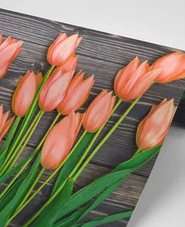 Samolepiace tapety Samolepiaca fototapeta oranžové tulipány na drevenom podklade