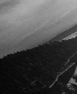 Čiernobiele obrazy Obraz jazero pri západe slnka v čiernobielom prevedení