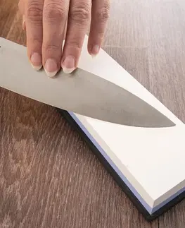 Kuchynské nože Brúsny kameň korund s podložkou a úchytom na nože