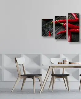 Obrazy jedlá a nápoje 5-dielny obraz doska s chili papričkami