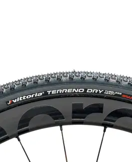 cyklistick Plášť Gravel Terreno Dry 700×38 TNT Tubeless Ready s mäkkou pätkou čierny