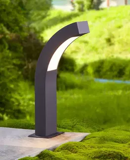 Vonkajšie stojanové svietidlá Lucande Nahnuté soklové LED svietidlo Lennik 40 cm