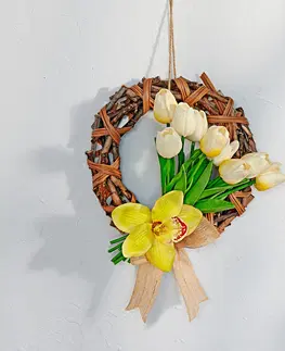 Drobné dekorácie a doplnky Ratanový veniec s tulipánmi