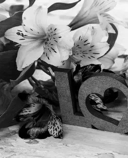 Čiernobiele obrazy Obraz s dreveným nápisom Love v čiernobielom prevedení
