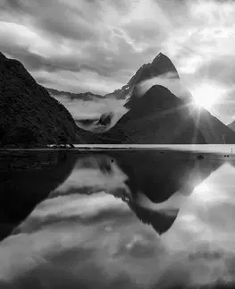 Čiernobiele tapety Fototapeta čiernobiely východ slnka na Novom Zélande
