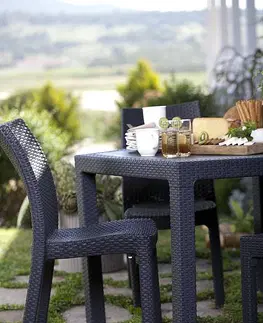 Stolčeky DEOKORK Záhradný stôl z umelého ratanu MANHATTAN 95x95 cm (antracit)