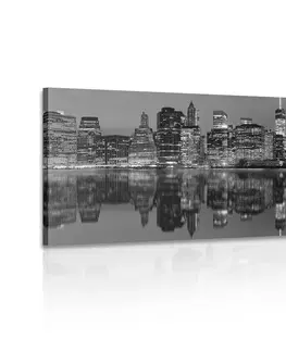 Čiernobiele obrazy Obraz odraz Manhattanu vo vode v čiernobielom prevedení