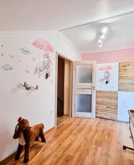 Nálepky na stenu Nálepka na stenu - Zajkovia letiaci na ružovom dáždniku