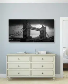 Čiernobiele obrazy Obraz západ slnka nad Tower Bridge v čiernobielom prevedení