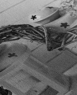 Čiernobiele obrazy Obraz prútené srdce s lucerničkami a orgovánom v čiernobielom prevedení