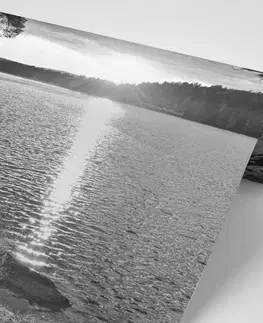 Samolepiace tapety Samolepiaca fototapeta západ slnka nad jazerom v čiernobielom prevedení