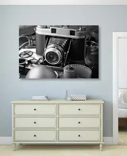 Čiernobiele obrazy Obraz starý fotoaparát v čiernobielom prevedení