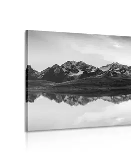Čiernobiele obrazy Obraz oslnivý západ slnka nad horským jazerom v čiernobielom prevedení