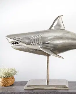 Bytové doplnky a dekorácie Dekoračná socha žralok AMEIS 100 cm Dekorhome Strieborná