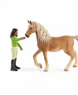 Drevené hračky Schleich 42542 Čiernovláska Sarah s pohyblivými kĺbmi na koni Mystery 