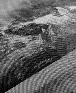 Čiernobiele obrazy Obraz jazero poblíž nádhernej hory v čiernobielom prevedení