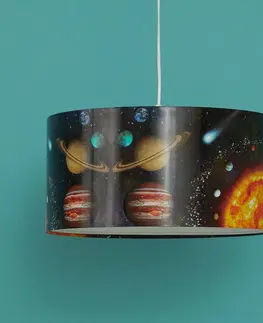 Závesné svietidlá Maco Design Vesmírne závesné svetlo s vesmírnou potlačou