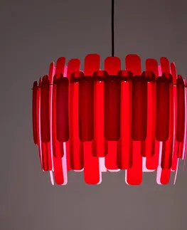Závesné svietidlá LZF LamPS LZF Maruja drevená závesná lampa, červená