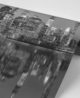 Čiernobiele tapety Fototapeta čiernobiely odraz Manhattanu vo vode