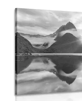 Čiernobiele obrazy Obraz krásny východ slnka na Novom Zélande v čiernobielom prevedení