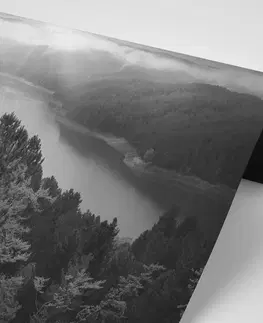 Čiernobiele tapety Fototapeta rieka uprostred lesa v čiernobielom prevedení