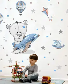 Nálepky na stenu Chlapčenská nálepka na stenu - Macko s modrým lietadlom