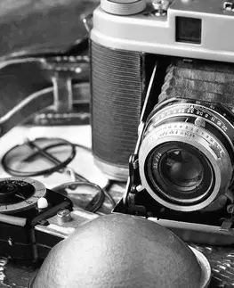 Čiernobiele obrazy Obraz starý fotoaparát v čiernobielom prevedení