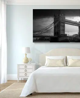 Čiernobiele obrazy Obraz západ slnka nad Tower Bridge v čiernobielom prevedení