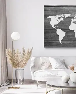 Obrazy na korku Obraz na korku  čiernobiela mapa sveta s dreveným pozadím
