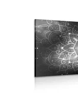 Čiernobiele obrazy Obraz Mandala s galaktickým pozadím v čiernobielom prevedení