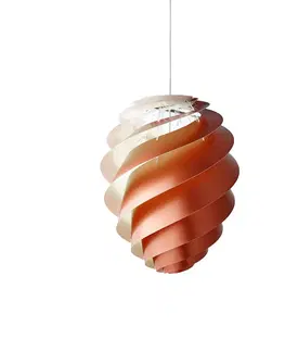 Závesné svietidlá LE KLINT LE KLINT Swirl 2 Small – závesná lampa meď