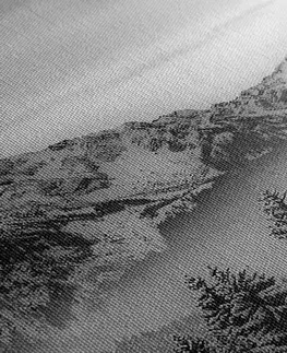 Čiernobiele obrazy Obraz zamrznuté hory v čiernobielom prevedení