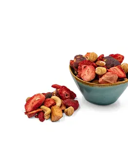 Orechy a sušené ovocie Protein & Co. BerryNut & Plum– zmes orechov a ovocia 250 g