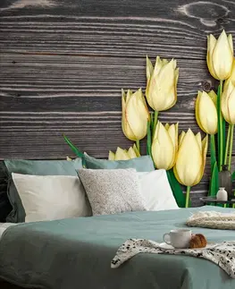 Samolepiace tapety Samolepiaca fototapeta žlté tulipány na drevenom podklade