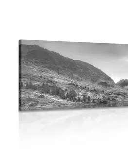 Čiernobiele obrazy Obraz majestátne hory s jazerom v čiernobielom prevedení
