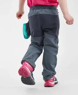 nohavice Detské softshellové nohavice MH550 na turistiku pre 2-6 rokov sivé